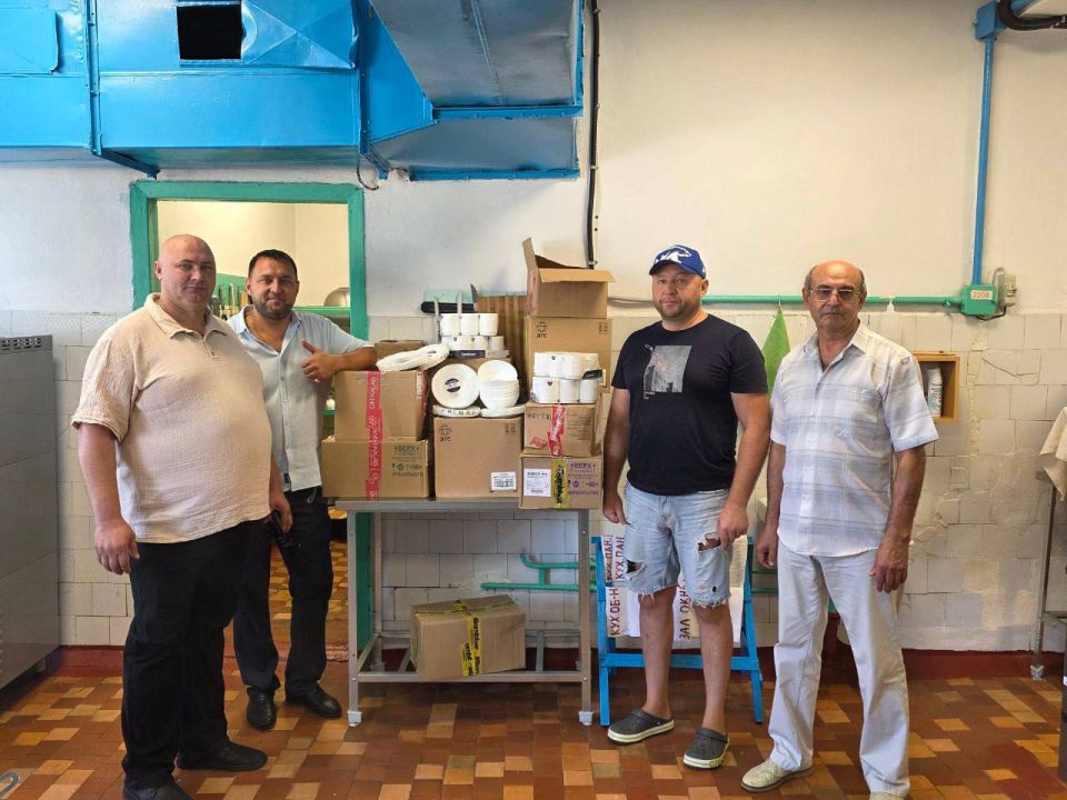 В Лазурненскую школу привезли новую посуду депутат от «Единой России» и местные предприниматели