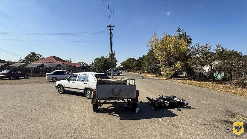 В поселке Сивашское Новотроицкого округа на улице Суворова сегодня, 5 сентября, произошло столкновение мопеда и легкового автомобиля