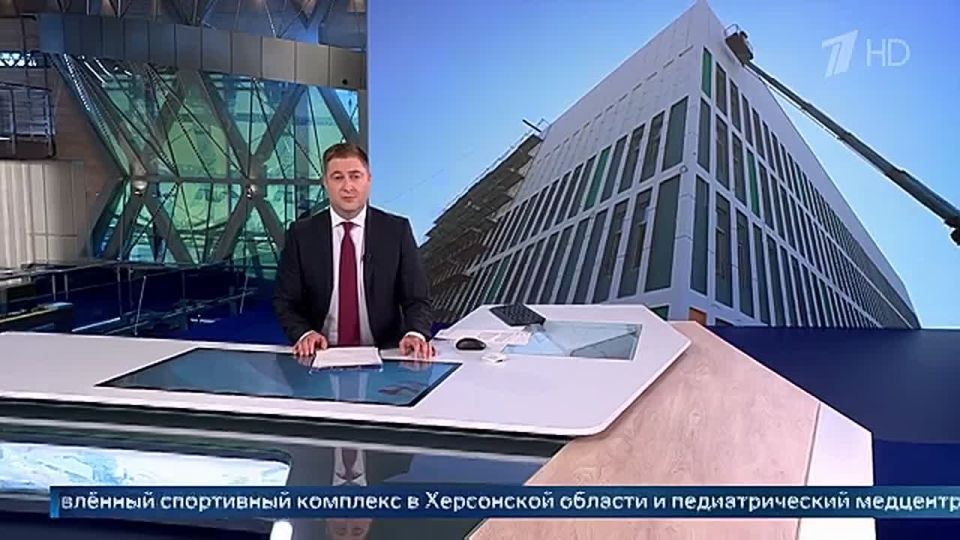 Обновленный спортивный комплекс в Херсонской области, а еще педиатрический центр, который возводят в Запорожской