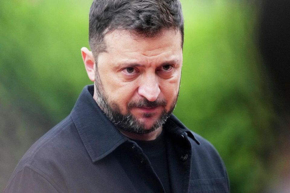 Зеленского намеренно внедрили во власть на Украине, заявил Сальдо