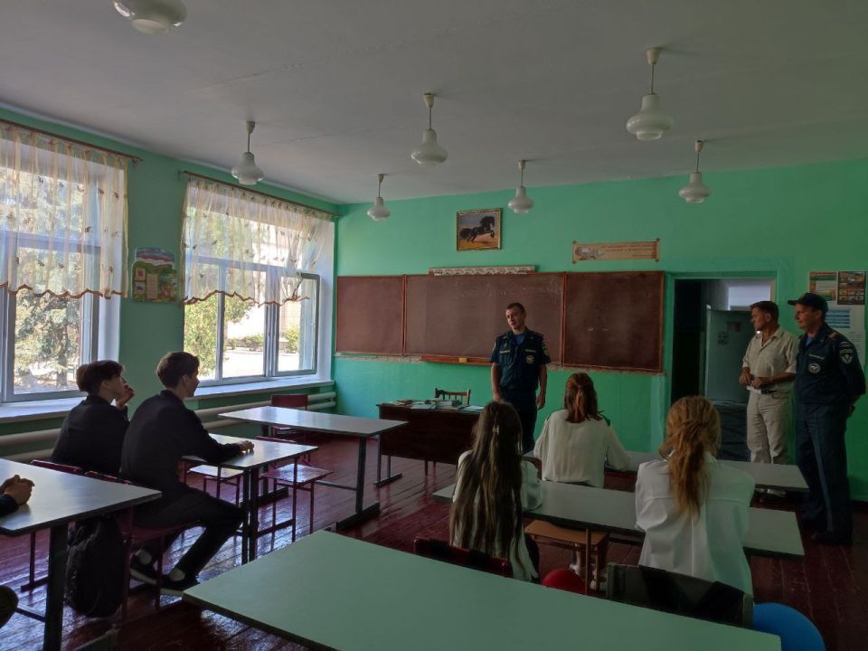 Сотрудники МЧС провели профориентационную встречу в Новоалександровской школе