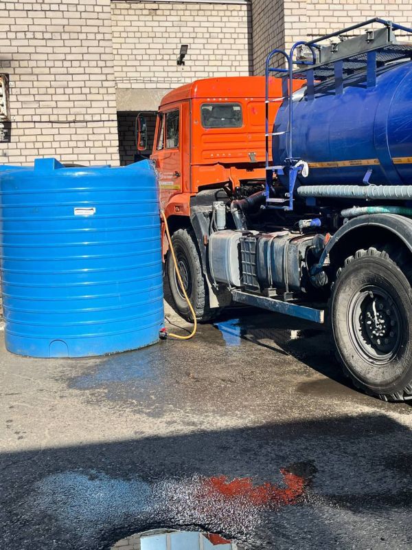 Водитель водовозки, которую ВСУ атаковали дронами, скончался в реанимации, сообщил Руслан Хоменко