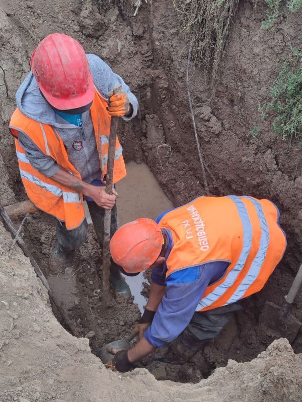 Сотрудники Чаплинского ТПУ продолжают работу по устранению порывов и обслуживанию коммунальной инфраструктуры в различных населенных пунктах округа