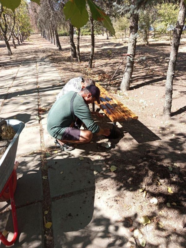 Новые лавочки в центральном парке: Новокиевка становится уютнее