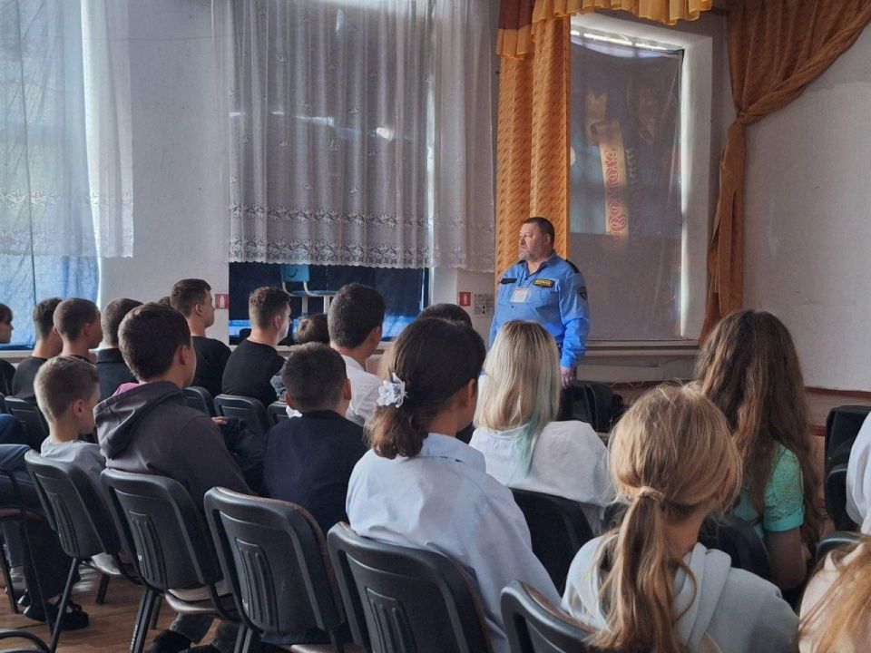 В Мирненской школе прошёл урок мужества с ветераном подразделений особого риска