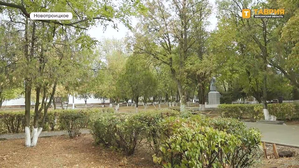 Строители продолжают работы в центральном парке Новотроицкого округа