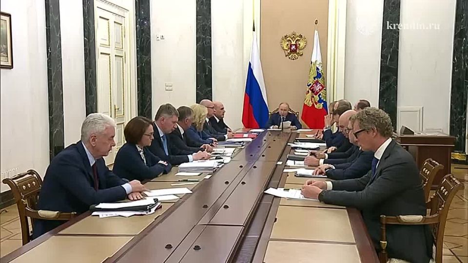 Президент РФ Владимир Путин проводит совещание по экономическим вопросам