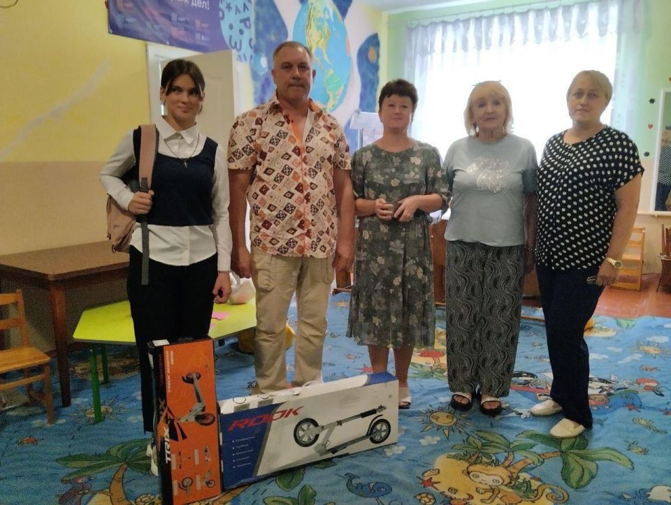 Депутат Виталий Сметанин вручил подарки семье героя СВО в селе Новокиевка