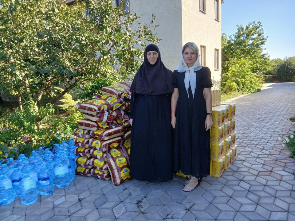 Депутат Единой России передала в женский Свято–Никольский монастырь питьевую воду и муку для выпечки хлеба