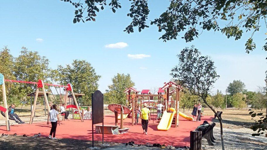 В центральном парке Чаплинки благоустроят детскую площадку