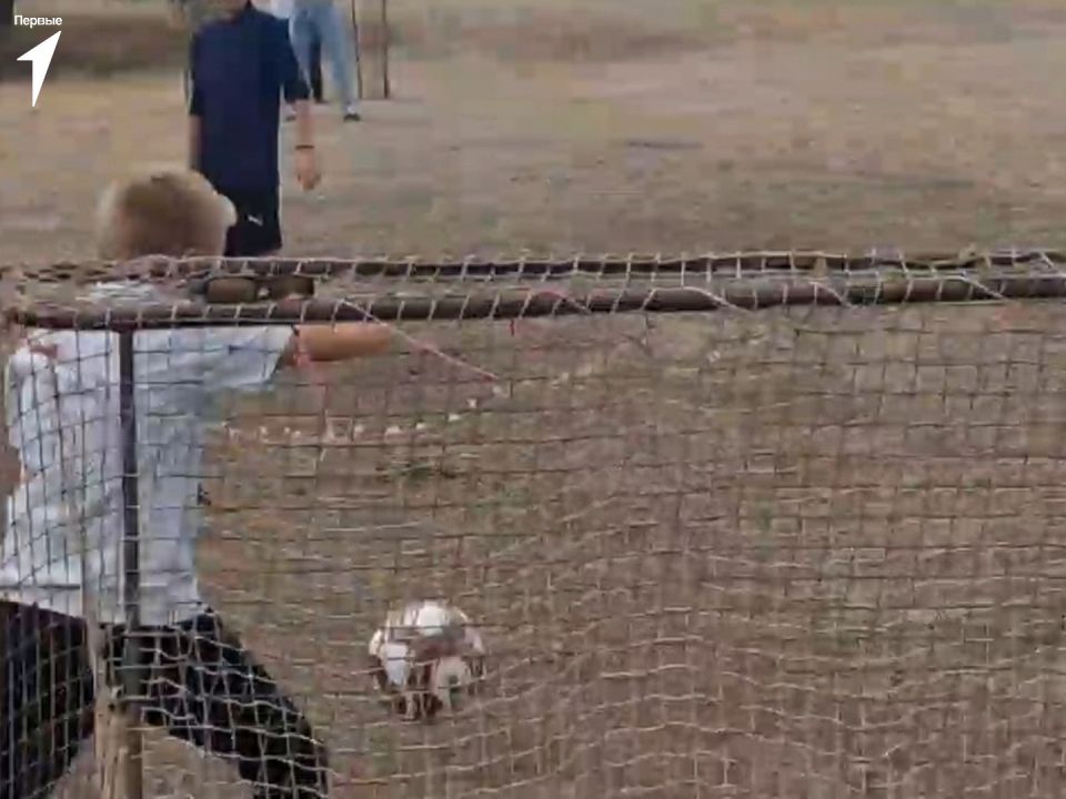 Первые Хлебодаровской школы играют в футбол на переменах