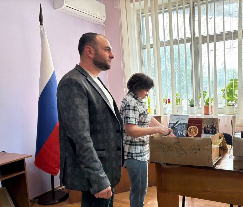 Владимир Оганесов: Библиотечный фонд Новокаховской библиотеки пополнился новыми книгами