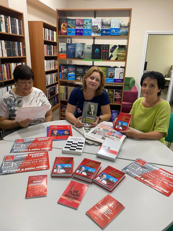 Первый секретарь Новотроицкого местного отделения КПРФ Наталья Нестеренко на встрече с директором Новотроицкой библиотеки Зинаидой Риценков вместе с партийцами передали литературу в библиотеку