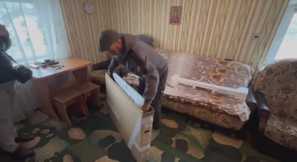 Жительнице Великолепетихского района передали телевизор для подключения к «Русскому Миру»