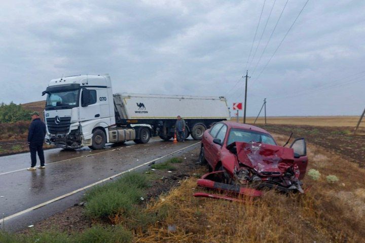 Два человека пострадали при лобовом столкновении машин в Чаплинском округе