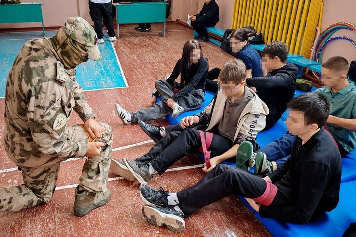 Росгвардейцы провели военные сборы для херсонских школьников