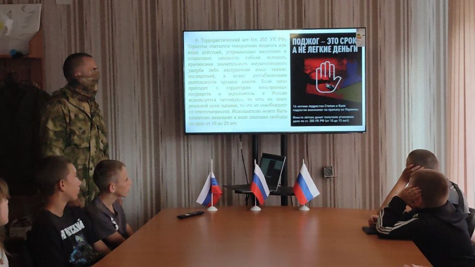 В сельском Доме культуры с. Долинское провели мероприятие "Разговоры о важном" на тему "Киберугрозы в интернете"