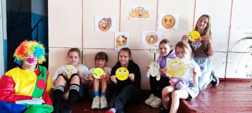 Работники Нижнесерогозского центра культуры и досуга организовали для детей яркую и увлекательную игровую программу «День Смайлика», посвященную дню рождения этого популярного и любимого всеми символа радости