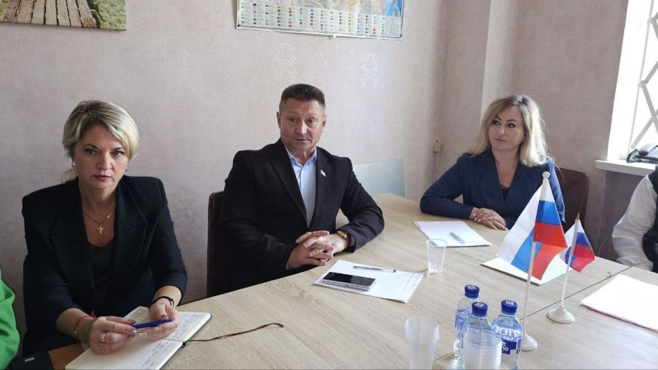 «Единая Россия» помогла разобраться в вопросах оформления жилья и коммунальных проблемах на выездном приеме граждан