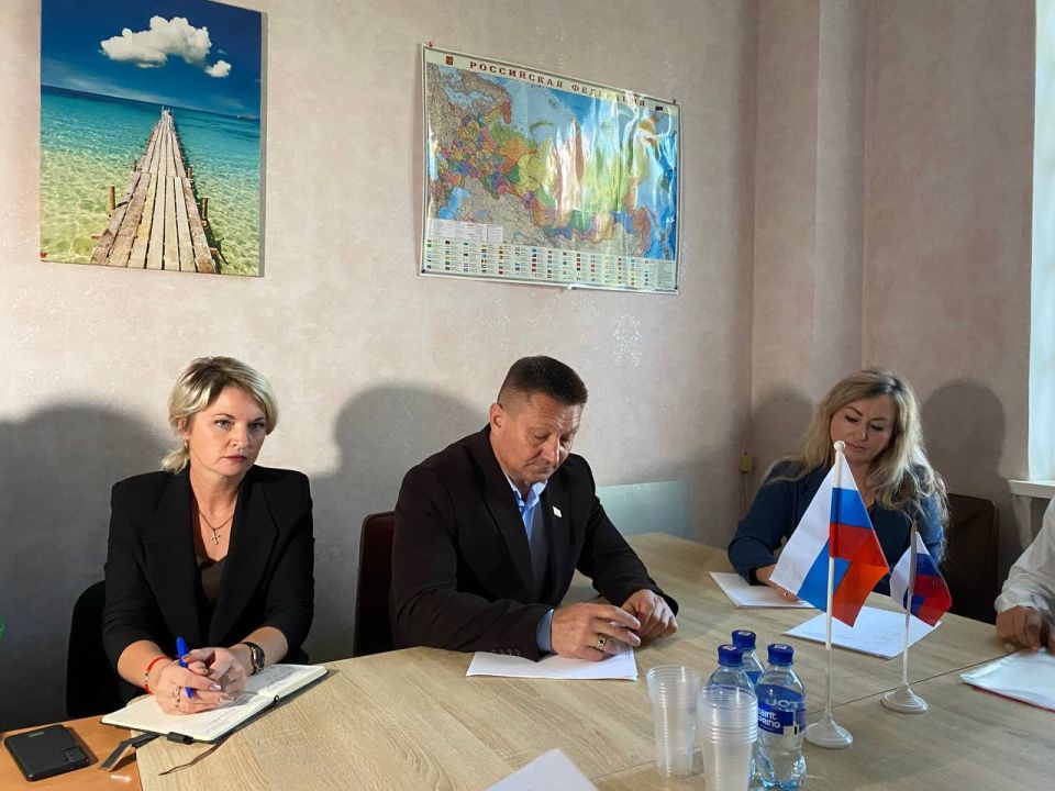 «Единая Россия» помогла разобраться в вопросах оформления жилья и коммунальных проблемах на выездном приеме граждан