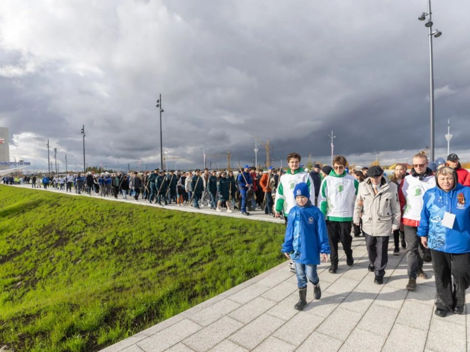 Сотрудники «Газпром добыча Уренгой» высадили деревья в память о героях войны