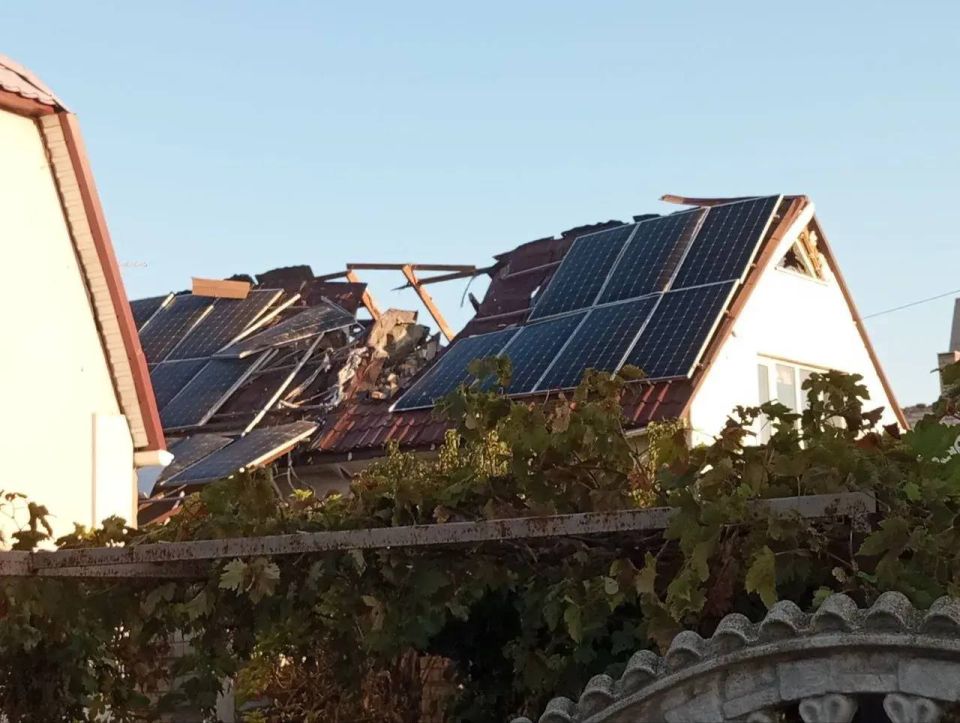 В Днепрянах из-за обстрела пострадал один из частных домов