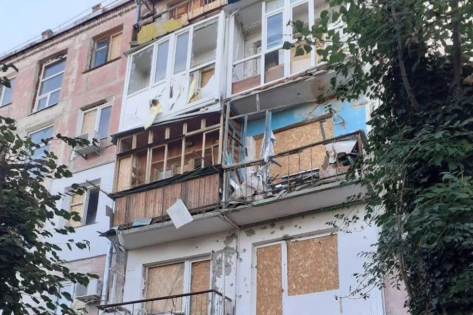В Новой Каховке в результате обстрела ВСУ поврежден многоэтажный дом
