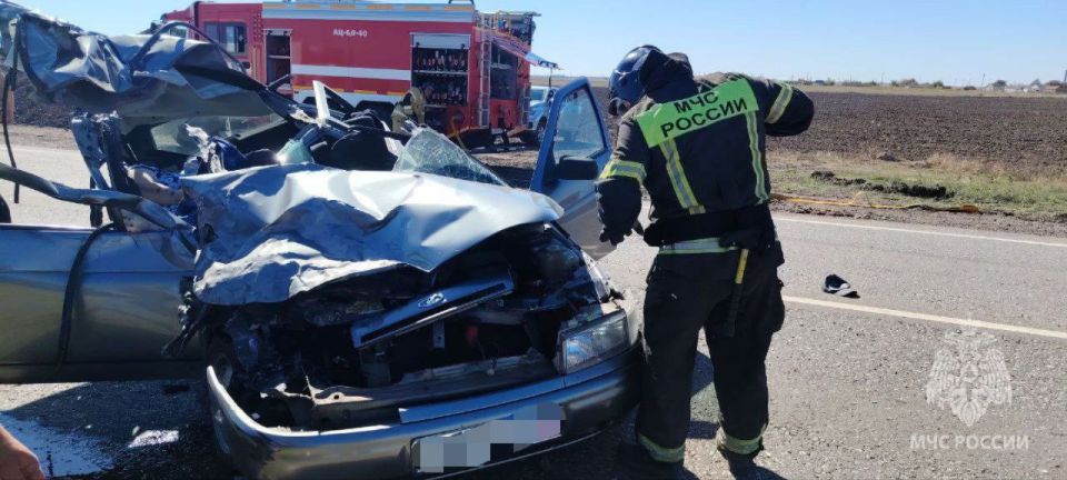 Кадры последствий ДТП на автодороге Херсон – Новая Каховка – Геническ, в результате которого погибла женщина