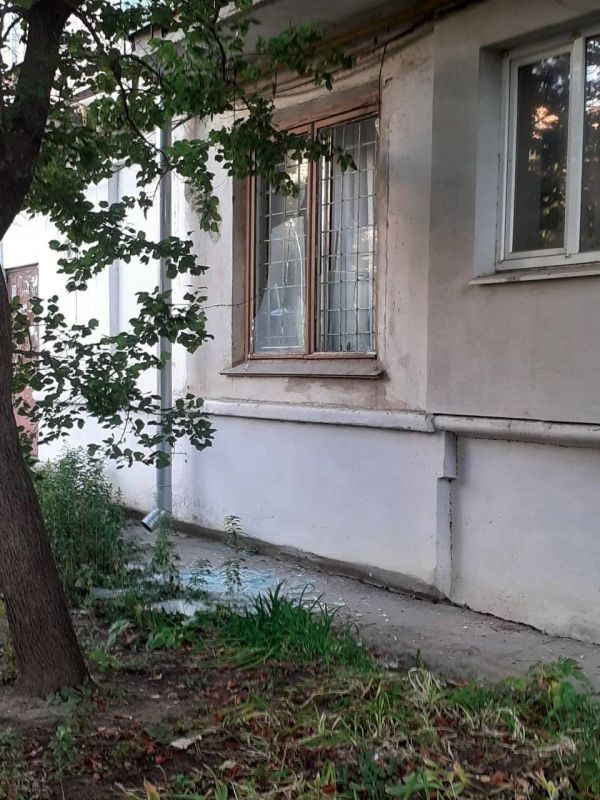 Многоквартирный дом поврежден в Новой Каховке из-за обстрела ВСУ