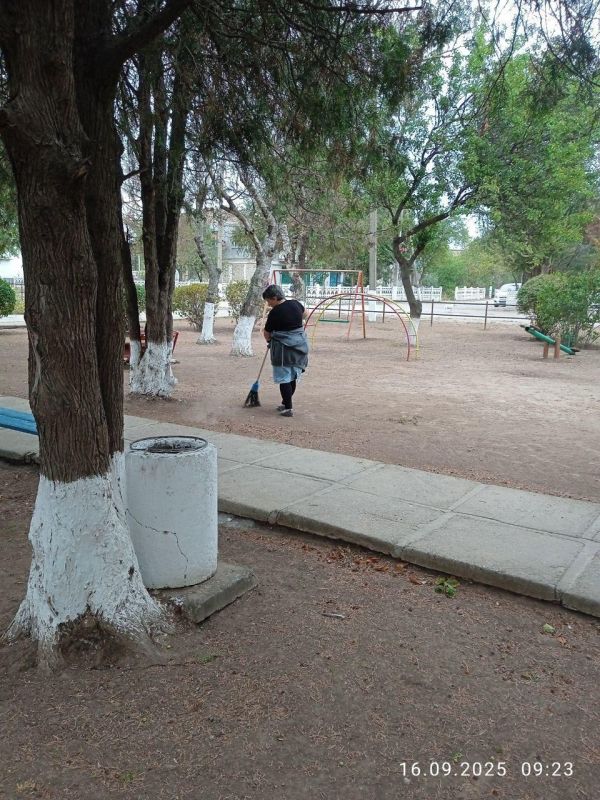 Работа сотрудников МБУ «Коммунхоз» по благоустройству в пгт