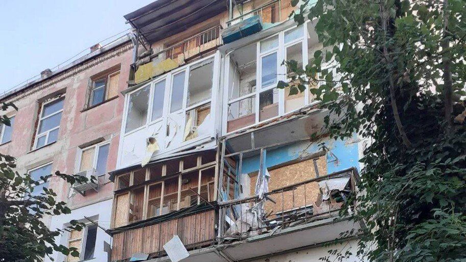 В результате обстрела ВСУ поврежден многоквартирный жилой дом в Новой Каховке
