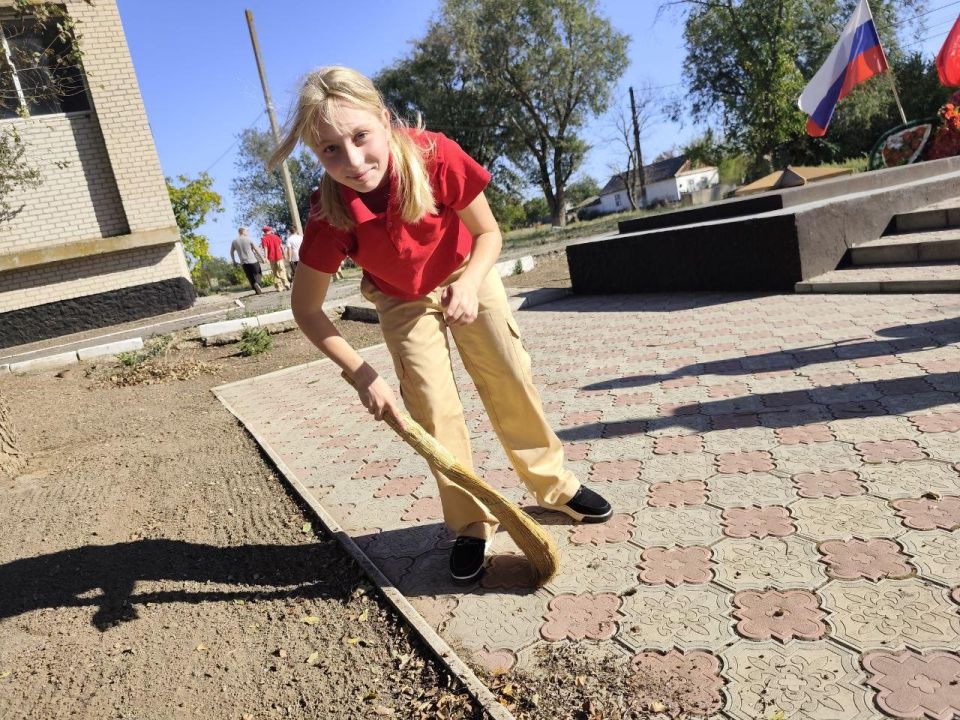 Патриотический субботник объединил поколения в природном парке