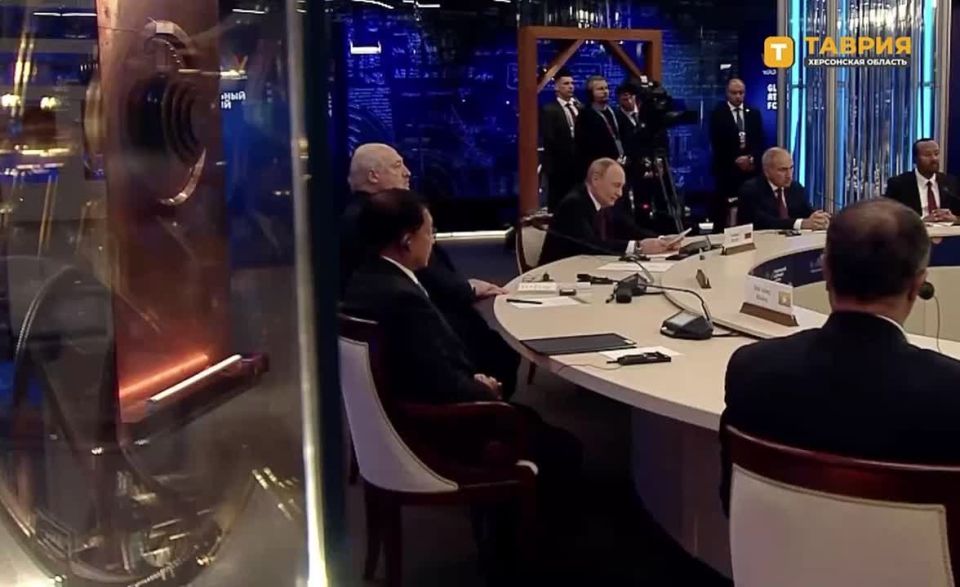 Россия развивает проекты малых наземных и плавучих АЭС, заявил Владимир Путин