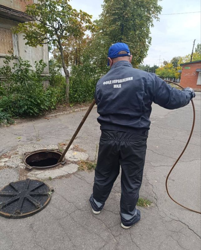 В подвальном помещении многоквартирного дома произошла закупорка канализационной системы, что привело к затруднению оттока сточных вод и потенциальному риску возникновения засора