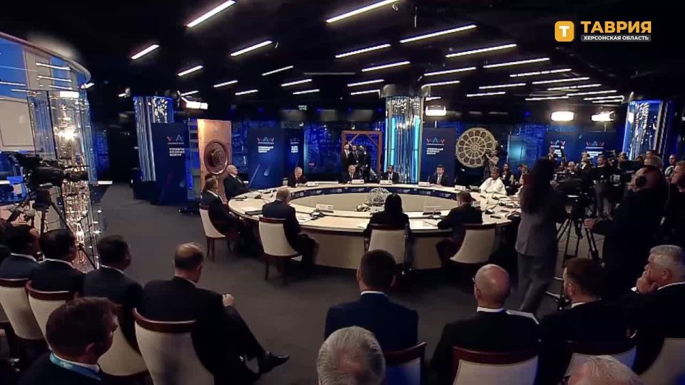 В 2030 году в России планируется запуск первой в мире ядерной энергетической системы с замкнутым топливным циклом, заявил Владимир Путин