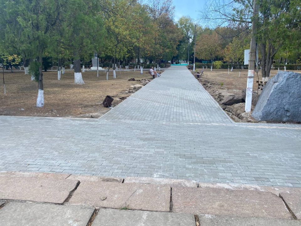 Энвер Абдураимов: В пгт. Новотроицкое продолжаются работы по благоустройству территории