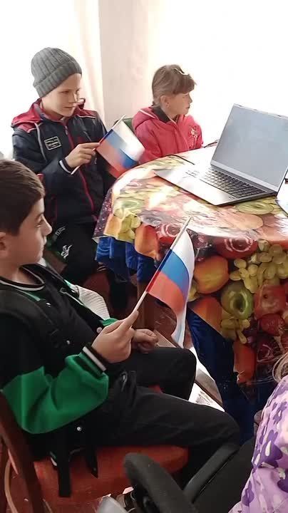 В преддверии праздника в Нижнеторгаивский Дом культуры провёл вдохновляющий урок патриотизма, посвящённый дню воссоединения новых регионов с Россией