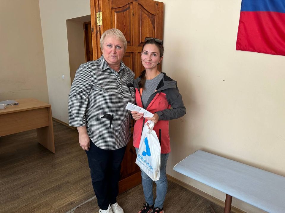 Представители Управления труда и социальной защиты Каховского МО вручили удостоверения многодетным семьям