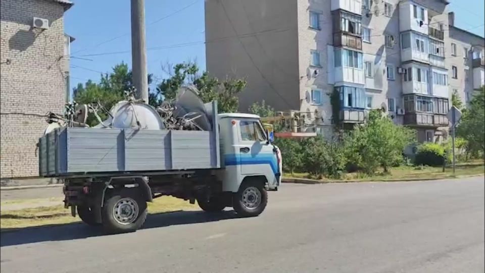 В Скадовске демонтируют незаконное спутниковое оборудование при участии специалистов из Кабардино-Балкарии