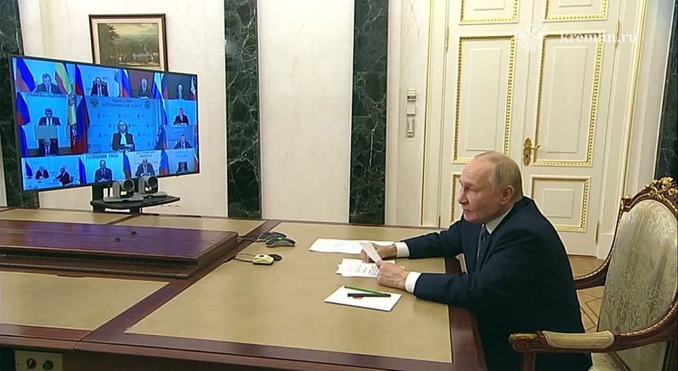 Президент России Владимир Путин по видеосвязи провел встречу с избранными главами регионов РФ. Собрали главные тезисы: