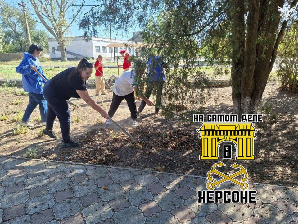 В природном парке «Алешковские пески» прошёл патриотический субботник, посвящённый Дню воссоединения новых регионов с Россией