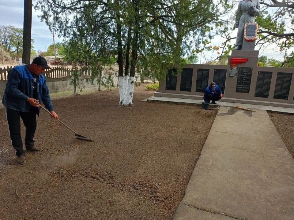 Сотрудники ГУП ХО «ОБЛВОДОКАНАЛ» благоустроили памятники Великой Отечественной войны в рамках субботника