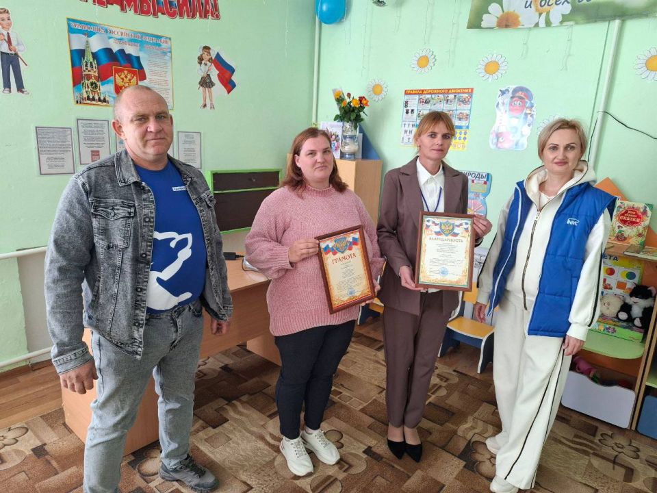 В атмосфере искренней признательности и уважения состоялась встреча, где секретарь первичного отделения партии "Единая Россия" Наталья Василенко и депутат партии "Единая Россия" Юрий Василенко поздравили работников...