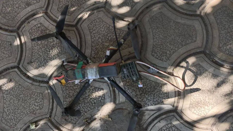 Владимир Оганесов: Важно!. Сегодня в результате слаженной работы военной группы разминирования был обезврежен беспилотный летательный аппарат с боеприпасом на территории города Новая Каховка