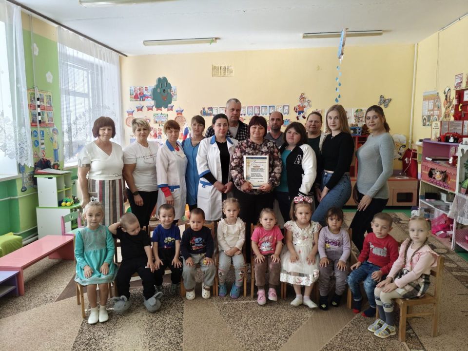 В селе Счастливое поздравили воспитателей и сотрудников детского сада «Солнышко»