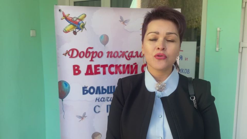 В День воспитателя, который отмечался накануне, работников дошкольных учреждений поздравили участницы «Женского движения Единой России» и молодогвардейцы