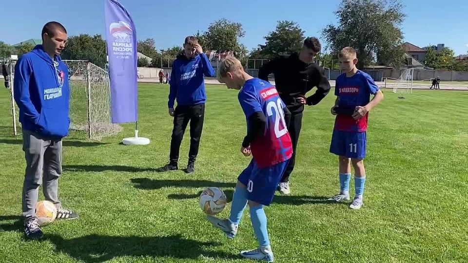 Во время проведения турнира "Уличная лига" Единая Россия на стадионе помимо игр для участников и болельщиков организовала 10 интерактивных площадок