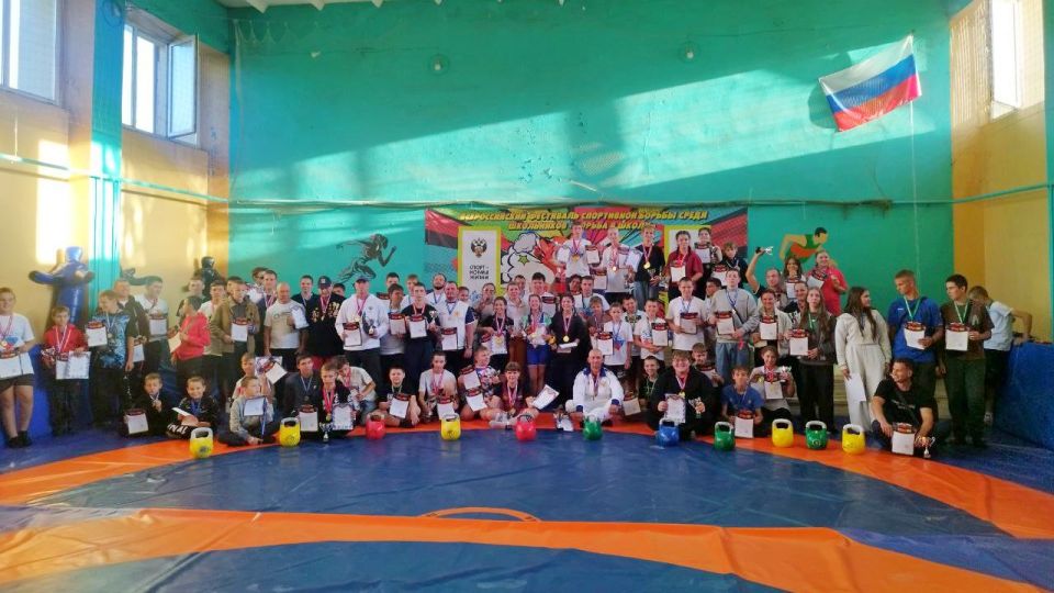 В Новотроицком прошел открытый турнир по гиревому спорту