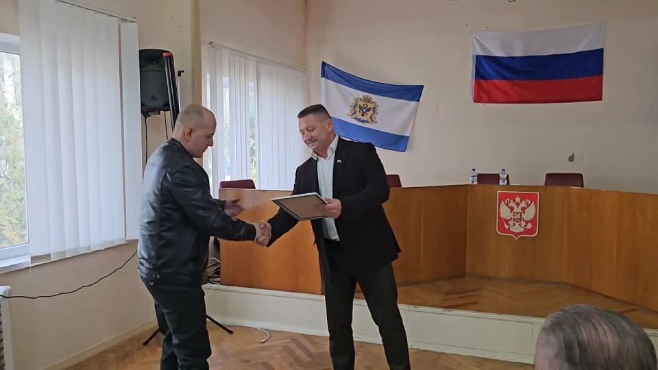 Александр Дудка: Глава Скадовского округа наградил героев, боровшихся с летними пожарами