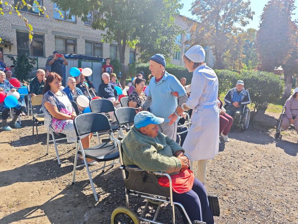 Глава Новотроицкого муниципального округа поздравила подопечных Владимиро-Ильинского гериатрического пансионата